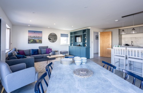 Rhosneigr House | Morawelon : Renovated 3‑Bed Bungalow 100m from Rhosneigr Beach | Managed by Anglesey Holiday Letting
