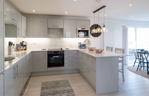 Rhosneigr House | Morawelon : Renovated 3‑Bed Bungalow 100m from Rhosneigr Beach | Managed by Anglesey Holiday Letting