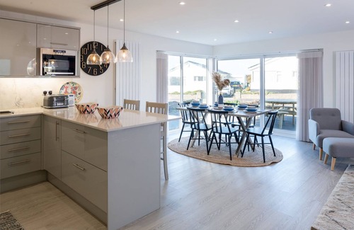 Rhosneigr House | Morawelon : Renovated 3‑Bed Bungalow 100m from Rhosneigr Beach | Managed by Anglesey Holiday Letting