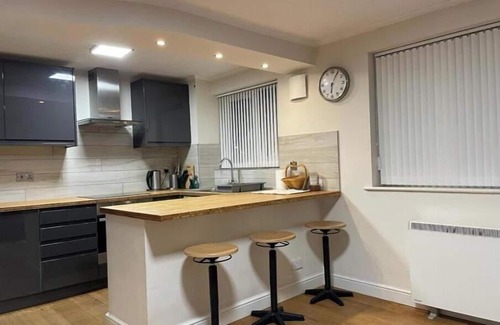 Ladywell Apartment | Morden flat close to DLR station with free parking
