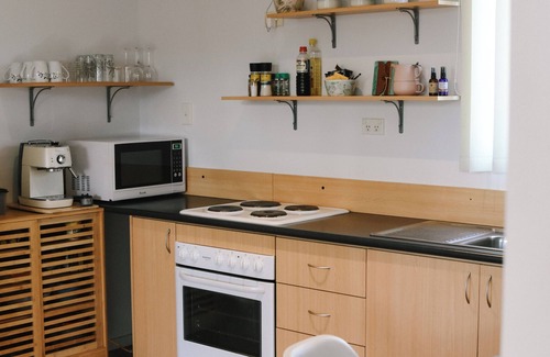 Moresby Ski Chalet | Moresby Rest, cosy cottage in Geraldton. Room for the boat, trailer or van!