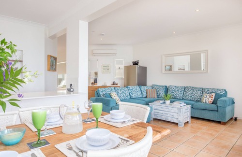 Cleveland Apartment | Moreton Bay Beach LodgeUnwind in indulge in discovery