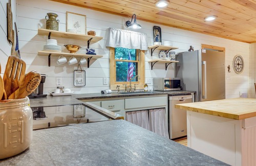 Morganton Cabin | Morganton Cabin < 1/2 Mi to Blue Ridge Lake!
