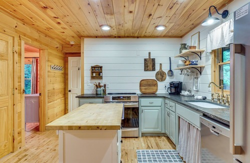 Morganton Cabin | Morganton Cabin < 1/2 Mi to Blue Ridge Lake!