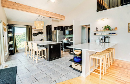 Gold Beach House | Morning Star Lookout- Walk to Beach! Ocean Views!