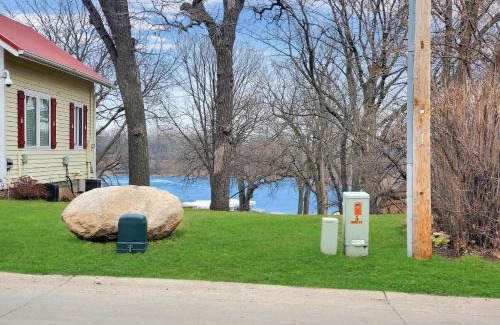 Arnolds Park Villa | Morning View Cottage at the Lake