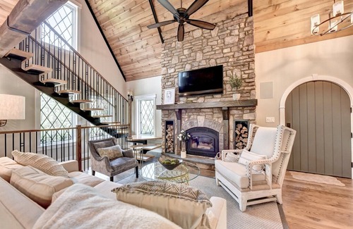 Dawsonville House | Morningside Cottage - Swanky European-style home near Dahlonega, GA
