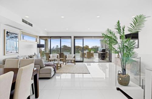 Mornington House | Mornington Beachfront Bliss - Pool, Spa & Rooftop Sunsets