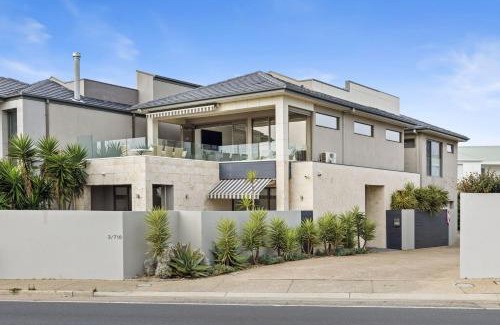 Mornington House | Mornington Beachfront Bliss - Pool, Spa & Rooftop Sunsets