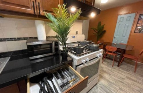 Queens House | Moroccan Lover's Oasis: 2BR/2BA Great for Large Groups and Families