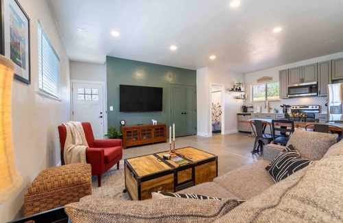 Morrison House | ‼️Morrison Getaway‼️ - 2BR House, BBQ , Free Parking