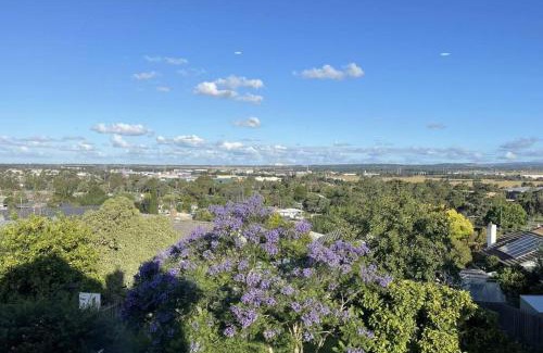 Morwell House | Morwell Pet friendly 3BR Retreat Free Parking Netflix