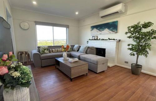 Morwell House | Morwell Pet friendly 3BR Retreat Free Parking Netflix