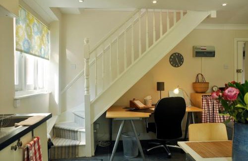 Moseley House | Moseley - House - Sleeps 4 - Parking - Garden