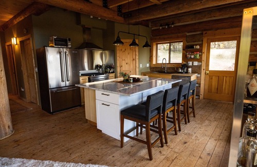 The Dalles Cabin | Mosier Log Cabin, Mt Adams View, Great location!