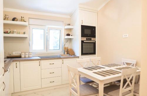 Prcanj Apartment | Moskov - Two-bedroom Ap with Sea View