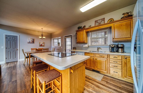 Hiawassee House | Mossy Oaks Lodge -Fireplace-Firepit