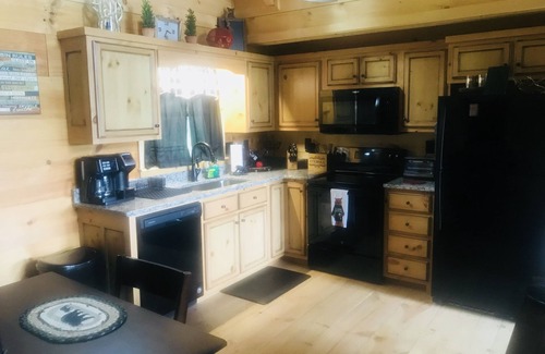 Ellijay Cabin | MOST AMAZING Sunrises ! 2 Lux kings, 2 ba. log cabin ! WIFI, NETFLIX !