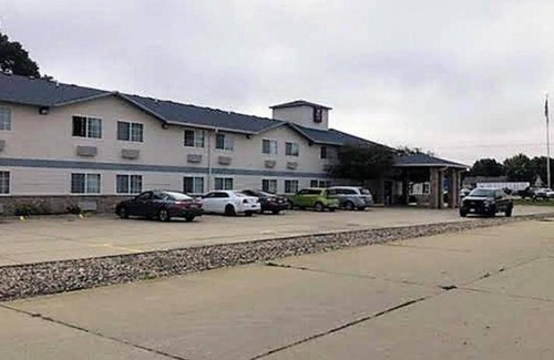 Geneseo Hotel | Motel ∙ 127 guests