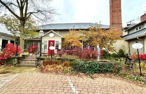 Chagrin Falls House | Motel ∙ 2 guests