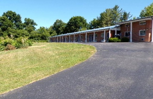 Lewisburg House | Motel ∙ 4 guests