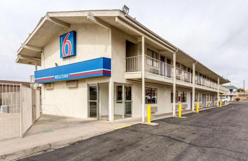 Canyon Acres Hotel | Motel 6 Albuquerque Northeast