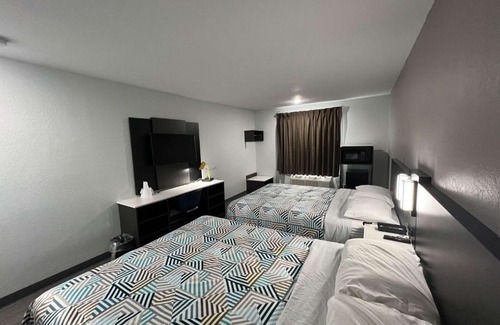 Altoona Hotel | Motel 6-Altoona, IA - Des Moines East