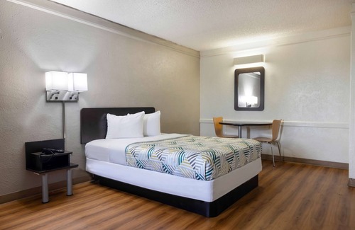 Beaumont Hotel | Motel 6 Beaumont, TX