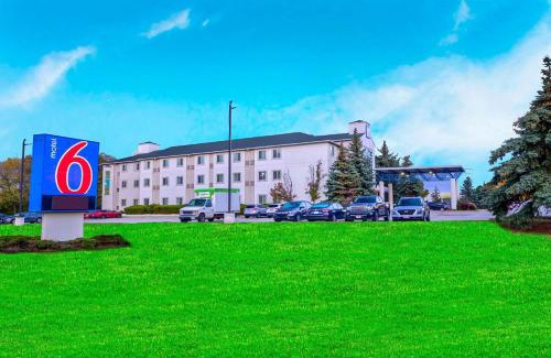 Burlington Hotel | Motel 6-Burlington, ON - Toronto West - Oakville