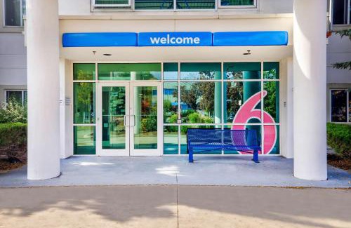 Burlington Hotel | Motel 6-Burlington, ON - Toronto West - Oakville