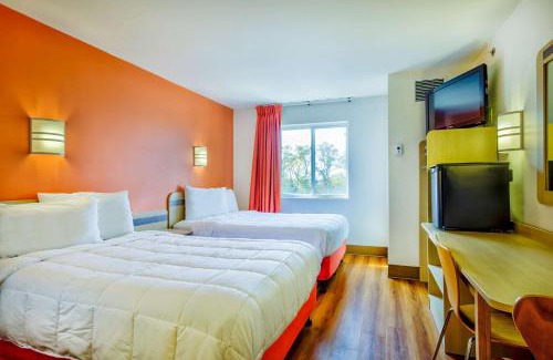 Burlington Hotel | Motel 6-Burlington, ON - Toronto West - Oakville