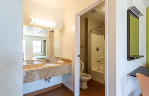 Camp Springs Hotel | Motel 6 Camp Springs, DC - South Camp Springs
