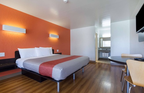 Claremont Hotel | Motel 6 Claremont, CA