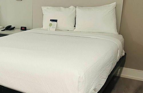 Cornwall Hotel | Motel 6 – Cornwall, ON