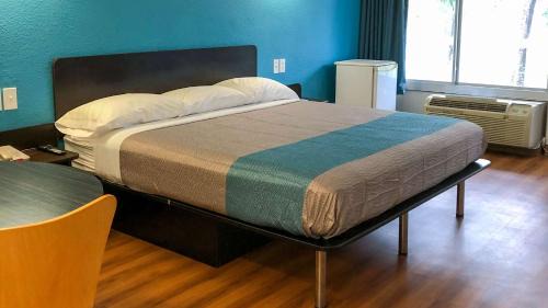 Daytona Beach Hotel | Motel 6-Daytona Beach, FL - Speedway