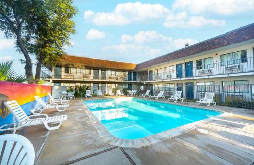 Amistad National Recreational Area Hotel | Motel 6-Del Rio, TX