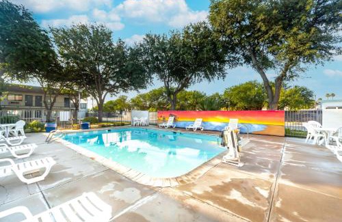 Amistad National Recreational Area Hotel | Motel 6-Del Rio, TX