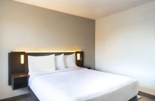 Amistad National Recreational Area Hotel | Motel 6-Del Rio, TX