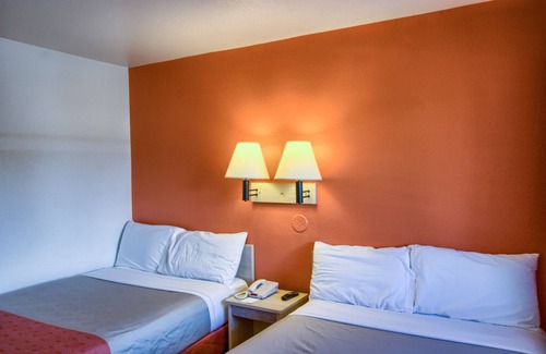 Holly Hotel | Motel 6 Everett, WA - North
