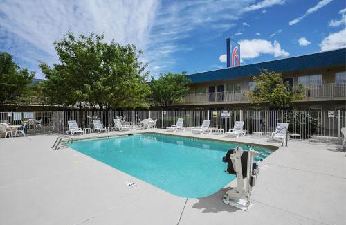 Holbrook Hotel | Motel 6-Holbrook, AZ