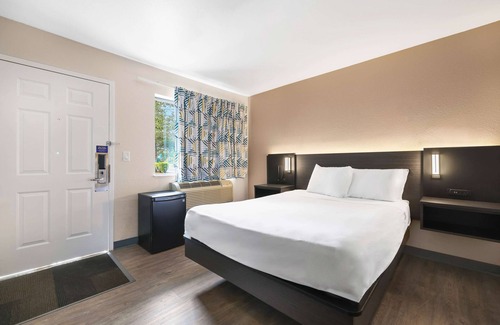 Totem Lake Hotel | Motel 6 Kirkland, WA - North Kirkland