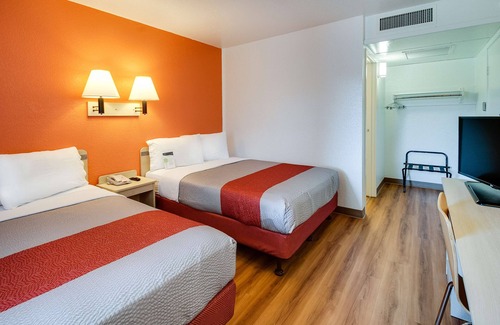 Lenexa Hotel | Motel 6 Lenexa, KS - Kansas City Southwest