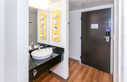 Inglewood Hotel | Motel 6 Los Angeles, CA - Los Angeles - LAX