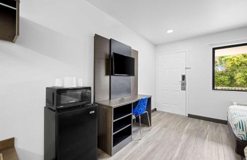 North Fremont Street Hotel | Motel 6-Monterey, CA