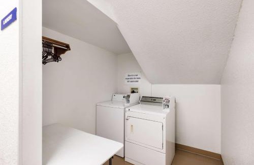 Olathe Hotel | Motel 6-Olathe, KS