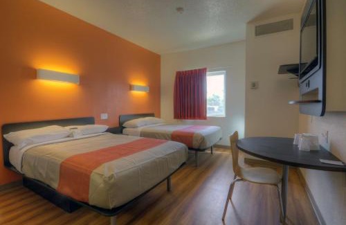 Florida Center Hotel | Motel 6-Orlando, FL - International Dr