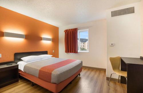 Florida Center Hotel | Motel 6-Orlando, FL - International Dr