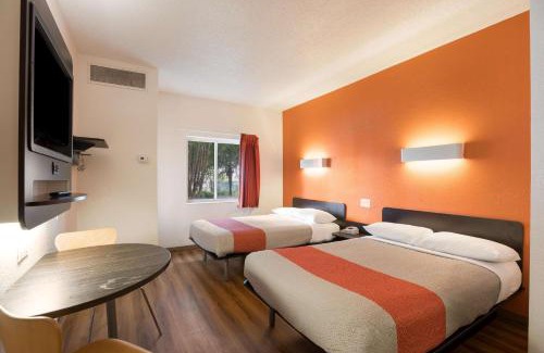 Florida Center Hotel | Motel 6-Orlando, FL - International Dr