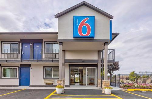 Oshkosh Hotel | Motel 6-Oshkosh, WI