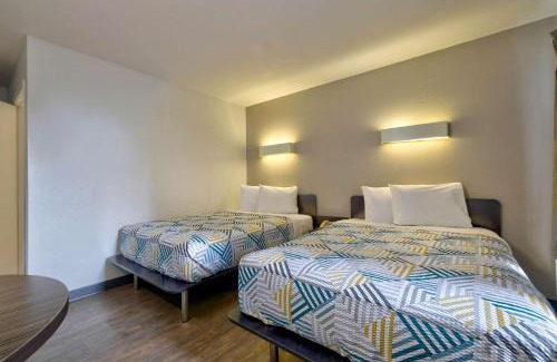 Oshkosh Hotel | Motel 6-Oshkosh, WI
